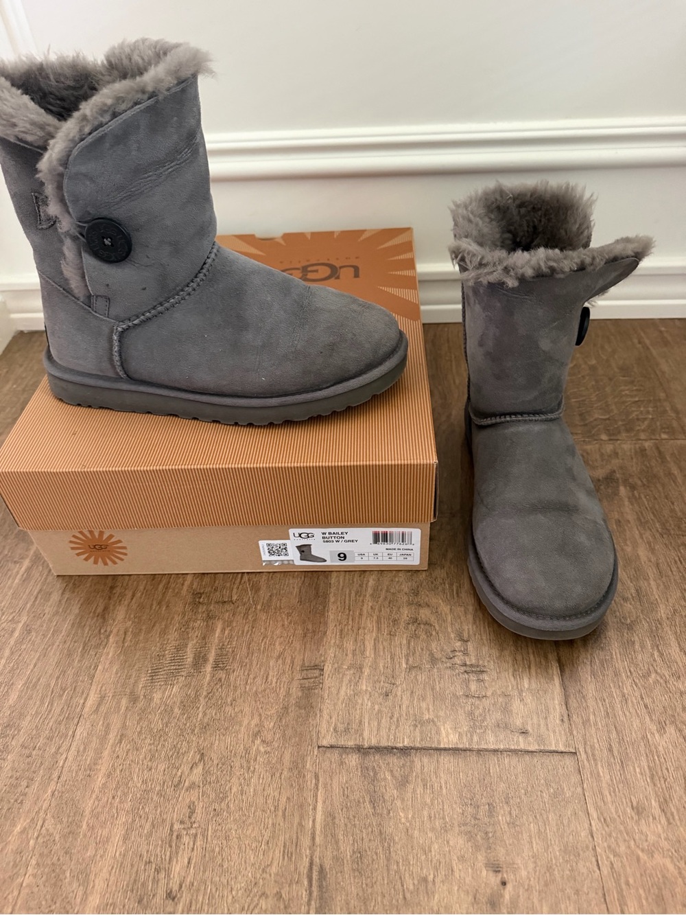 UGG Bailey Button Grey Suede Shearling Ankle Boots, Sz 9 with box